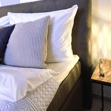Apartment Im Gehobenen Stadtviertel - Perfekt Fuer Selbstversorger 알렌 외부 사진