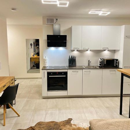 Apartment Im Gehobenen Stadtviertel - Perfekt Fuer Selbstversorger 알렌 외부 사진