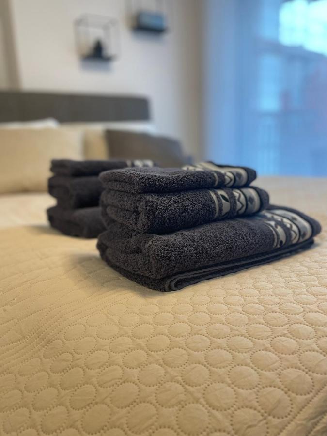 Apartment Im Gehobenen Stadtviertel - Perfekt Fuer Selbstversorger 알렌 외부 사진